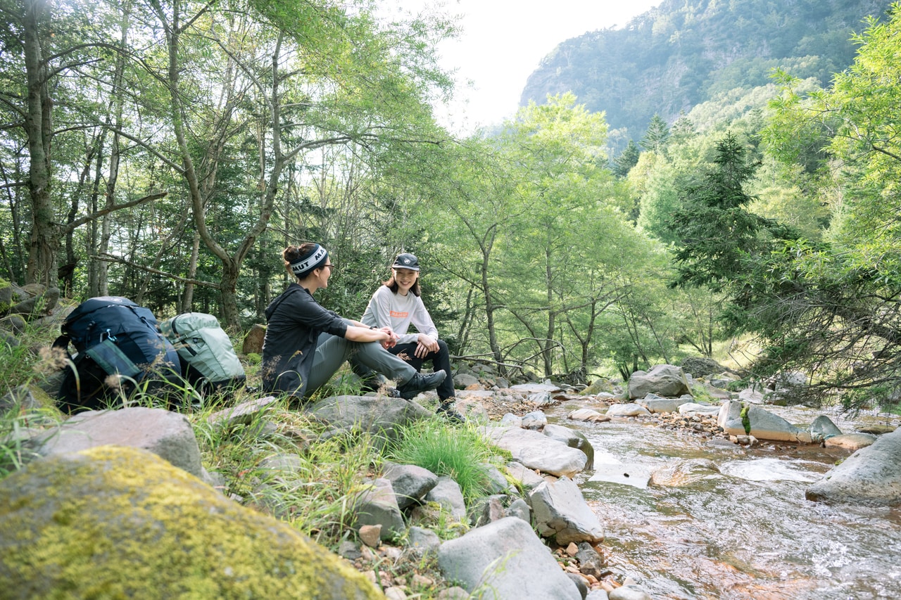 景色が開けて、遠くに尾根が見えてきた。右手にあるのは「峰の松目」。2日目に目指す硫黄岳につながる尾根筋だ。