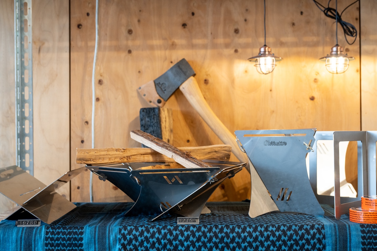 焚き火もNarrativeオリジナルで。焚火台はさまざまなシチュエーションで対応できるよう、パーツの組み方で４サイズになるように設計。