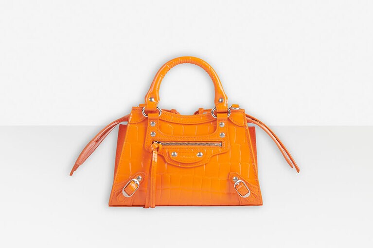 「ネオ クラシック シティ ナノ」ORANGE(クロコエンボスカーフスキン／エイジドシルバースタッズ)〈H12×W18×D6.5cm〉164,000円／バレンシアガ(バレンシアガ クライアントサービス)
