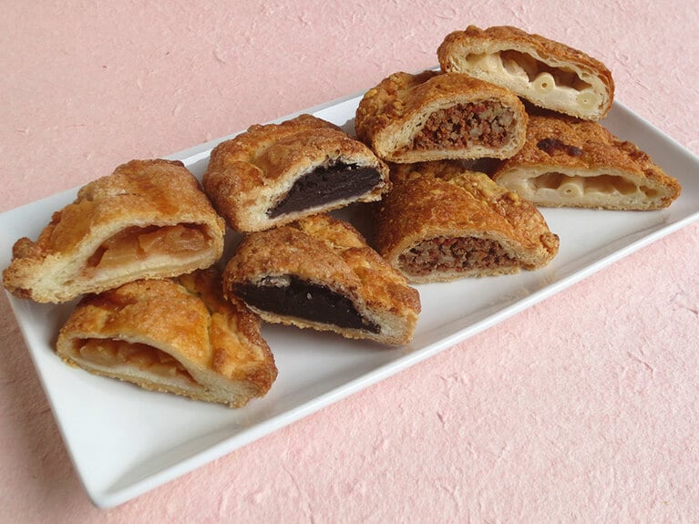 定番4種の断面。手前より「アップルパイ」「チョコレートパイ」「ミートパイ」「グラタンパイ」。