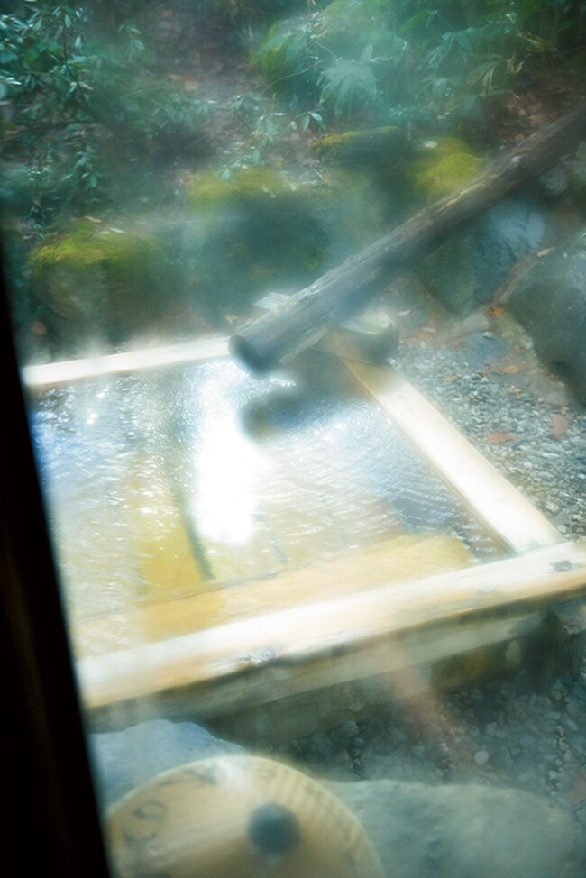 【いろりの宿 かつら木の郷】温泉は大浴場、貸切露天風呂含め4つあり、すべて無料。檜造りなのは「ほっぺたをついて、木肌の温かみを感じてゆっくり浸かってほしい」というオーナー夫妻のこだわり。Photo: Masahiro Sanbe