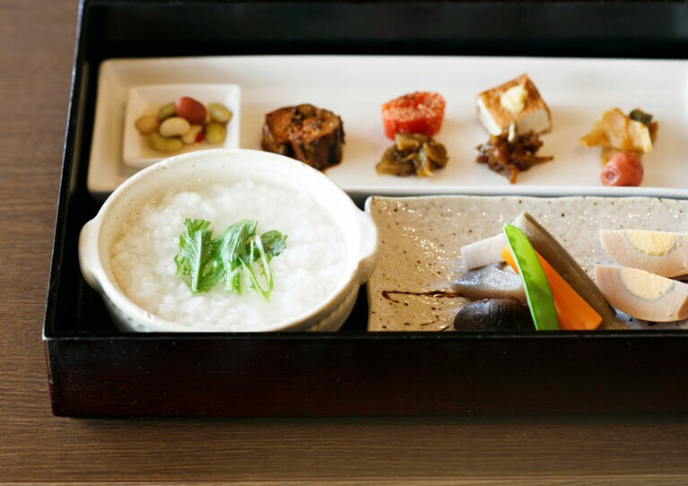 朝食は胃にやさしい温泉粥。