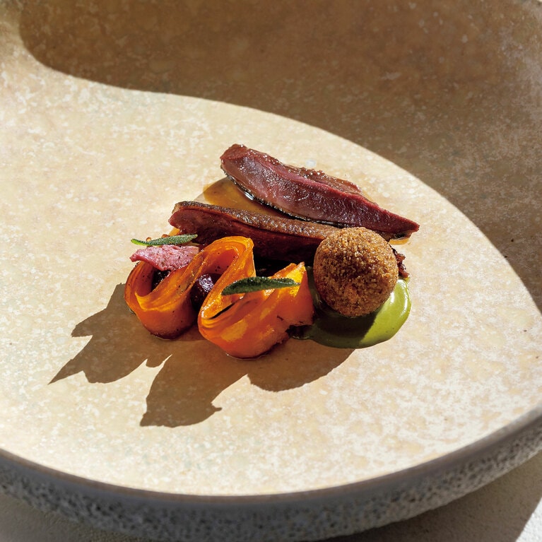 メインの“ヒドリガモの炭火焼きとコロッケ、南瓜のローストに野生のアスパラガスのソースを添えて”7品コース185ユーロ。