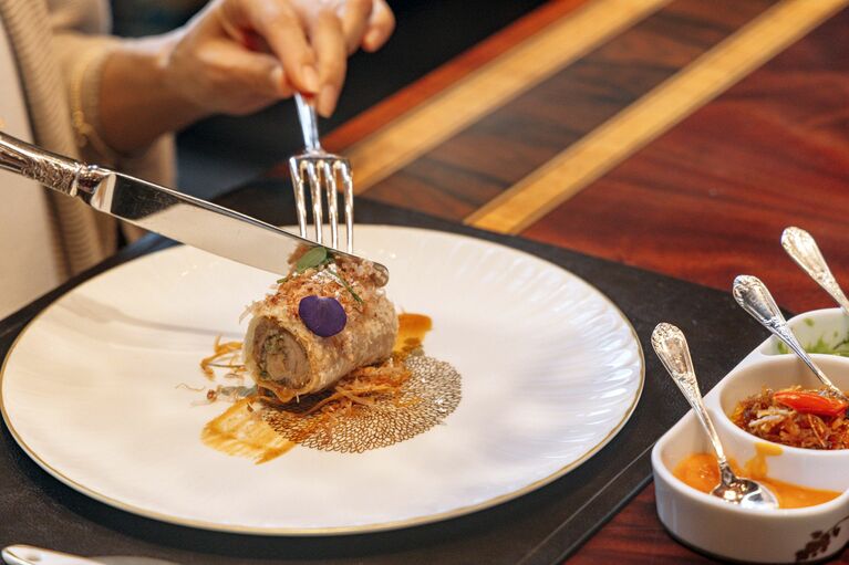 フォアグラと鶏肉を薄く焼き上げたワッフルペーパーで包み、香ばしく仕上げた一皿。