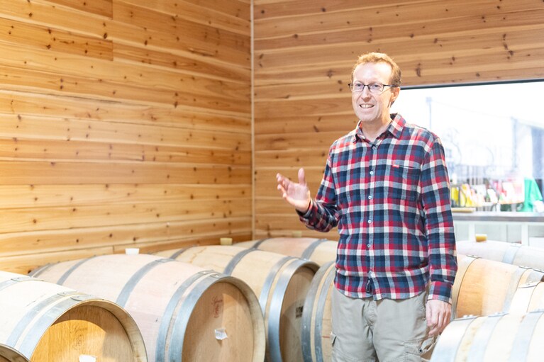 ブドウ栽培を実践、醸造から販売まで取りくむ。醸造長を務めるのはニュージーランド出身のアーロン・ヘイズさん。