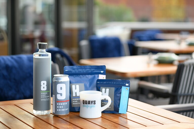 左から：ナンバーエイト・ジン 3,500円、その場で詰めてもらえるクラフトビール 1,300円〜(1パイント)、自家焙煎コーヒー 700円〜(100g)、オリジナルマグカップ 1,500円。