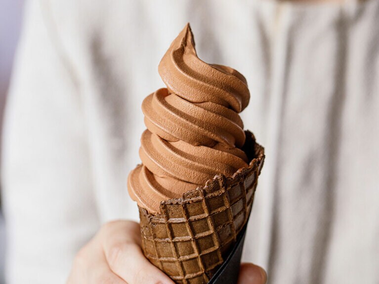 一度食べたらやみつきになること間違いなし。ソフトクリーム 800円。(c)Yusuke Kagayama