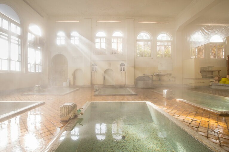 窓から差し込む朝の光が、神々しいほどの美しさ。昭和5年に建てられた「元禄の湯」は国の登録有形文化財に登録されている。