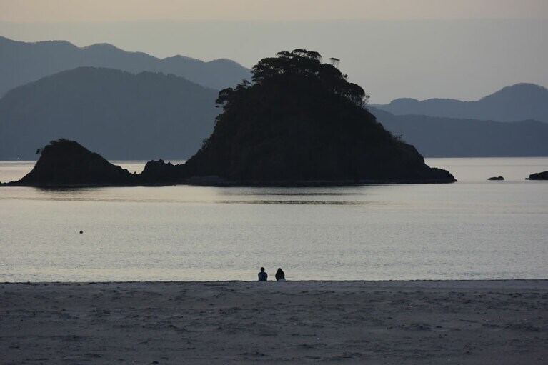 葉積島など、島々や波の様子は、京都・龍安寺の石庭の枯山水と通じるところがある、とも言われています。