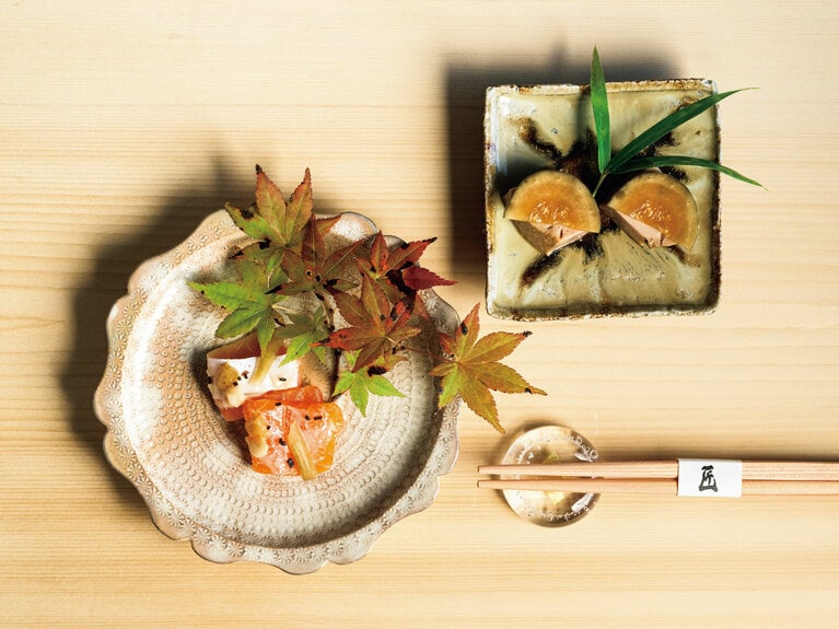 つまみと握り22～23品で構成される「富士 匠」コースより。左：富士山の伏流水で育つマス・紅富士（あかふじ）とワサビ。紅富士は粕漬け、ワサビの茎は酢漬けに。右：5年もののメロンの奈良漬と味わうあん肝。