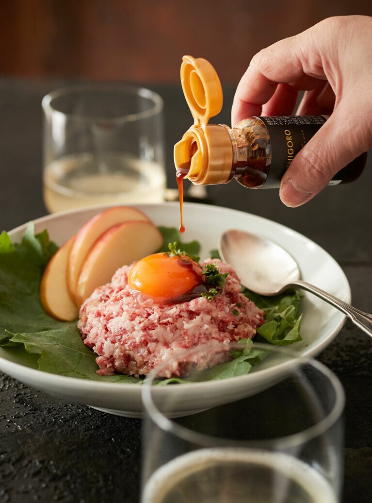 うしごろ特製“極” 和牛生ユッケ。このユッケのために開発した醤油ダレと塩ダレの2種セット。4パック＆タレ2種入り 8,000円／UCHIGORO