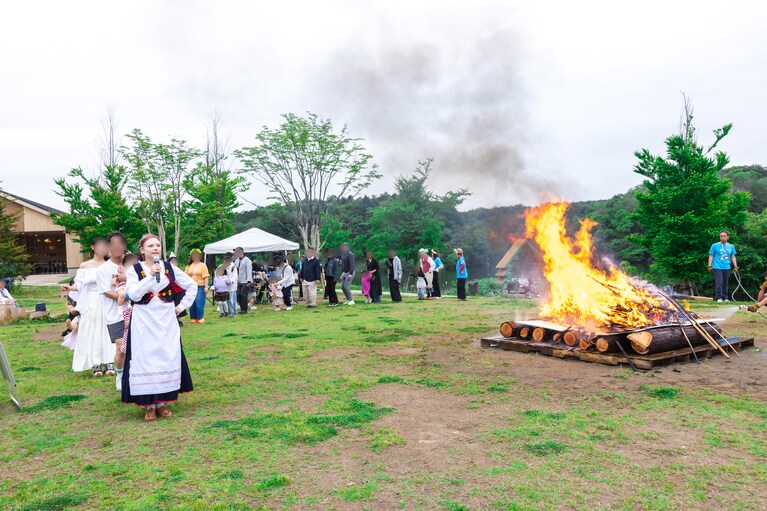 「コッコ（フィンランド語でかがり火）」を囲んでダンスするのがフィンランド流。参加無料。