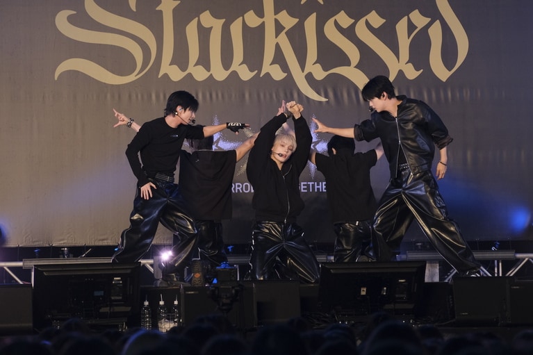 TOMORROW X TOGETHER。