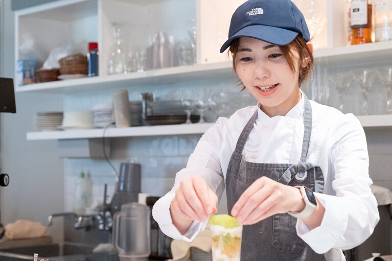 カウンター席では会話も楽しもう。