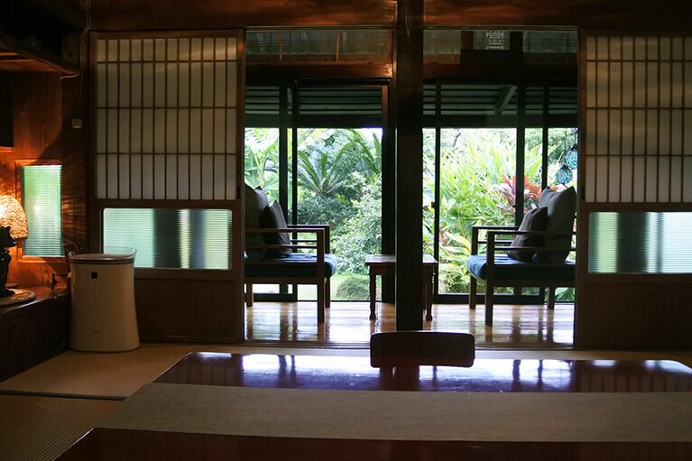 shimayado當の客間。庭に面した縁側部分は増築したもの。窓の上は明かり取りは、家を締め切る台風時でも室内を明るくする工夫。