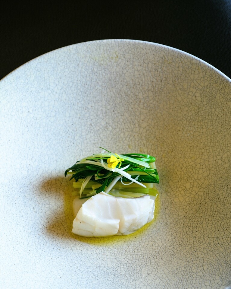 鹿児島から「ネイチャーガストロノミー」を発信しているレストラン「Senti. U」。地域の生産者との出会いや繫がりが深まるにつれて、一皿に表現される美味も進化、素材へのリスペクトを極限まで高めた料理哲学を確立しています。