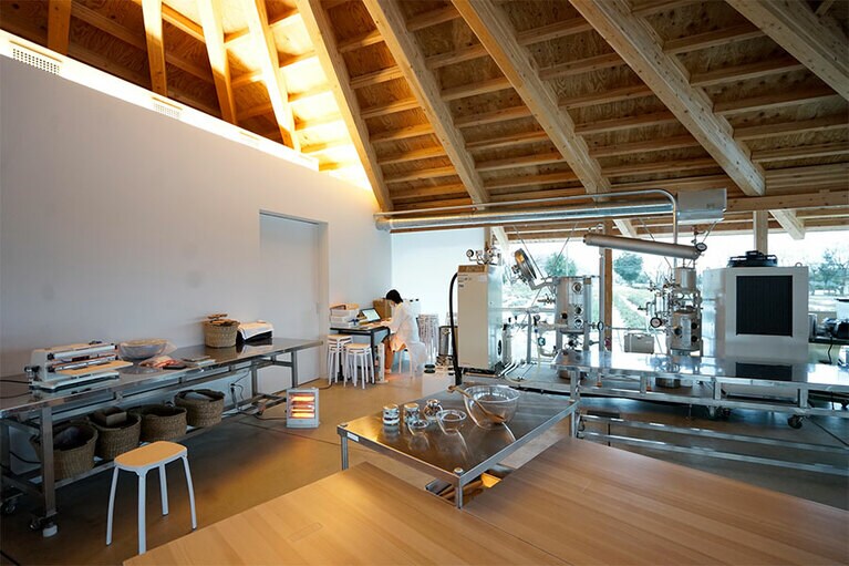 「ザ・ワークショップ」の奥では、施設内で収穫したハーブを使ってエッセンシャルオイルを抽出している。