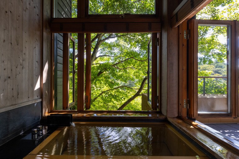 もちろん客室のお風呂も最高。写真は「山路地の部屋」の2階の客室。