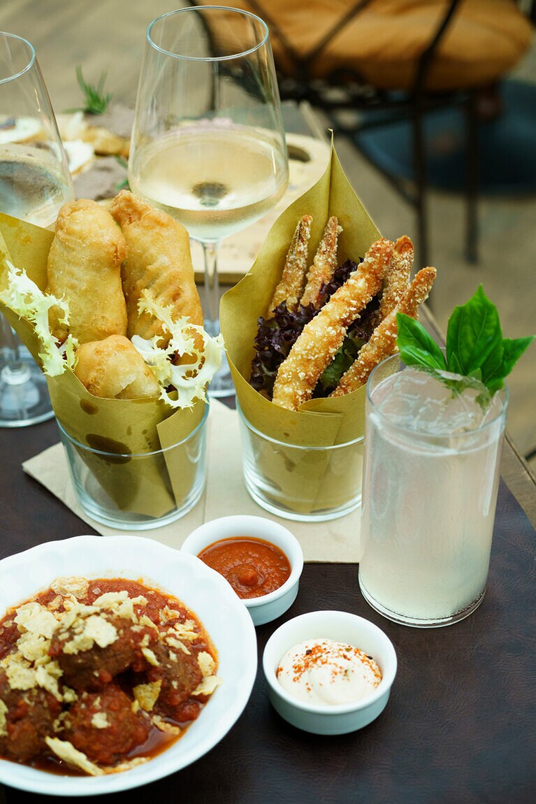 右から反時計回りに、“エビのパン粉揚げ” 12ユーロ、“ズッキーニのフライ” 10ユーロ、“牛肉のミートボール” 10ユーロ。