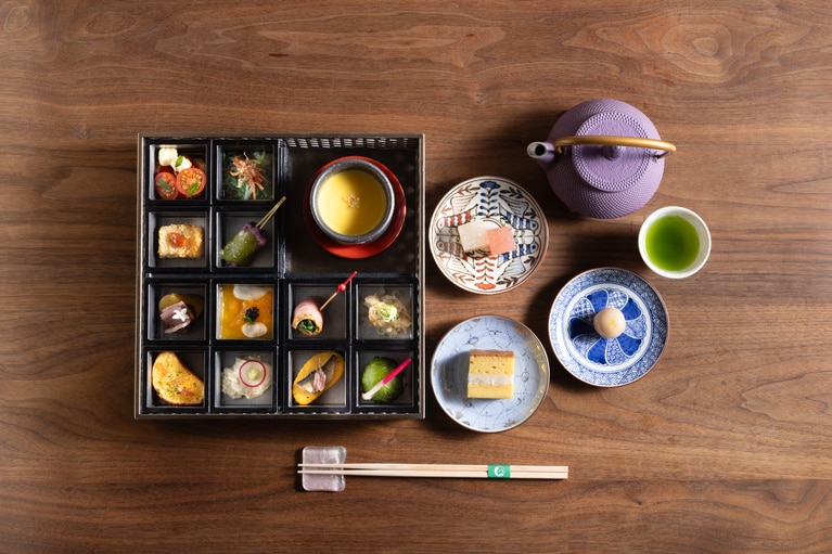 春メニュー（～2026年5月）は、芽吹きの季節を彩る13種のセイボリーと3種の和菓子。セイボリーは、自家製発酵レモンが爽やかに香る「酒粕クリームチーズとトマトのカプレーゼ」など、素材と発酵を丁寧に掛け合わせた創意あふれる品々。和菓子は、京都の老舗菓子司「亀屋良長（かめやよしなが）」との特別コラボレーション3種をラインアップ。