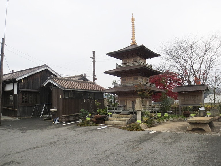 駅舎の横には、法華口駅のシンボル、三重塔のミニチュア。