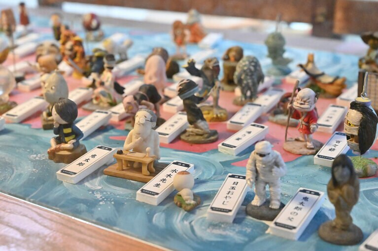妖怪のフィギュアが、その言い伝えが残る土地に応じて展示されていた。作者の水木しげるも妖怪の一員に！©水木プロ