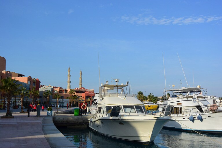 奥のモスクからコーランが聞こえる「ハルガダ・マリーナ」。