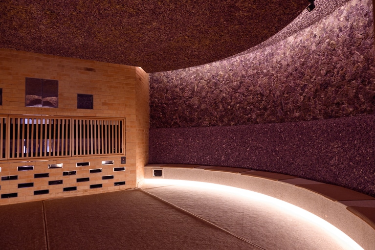 壁一面に敷き詰められたアメジストがなんとも神秘的！　65℃のあたたかな空間で、じんわり汗をかきながらストレスもリセットし、肌のリズムも整えてくれます。