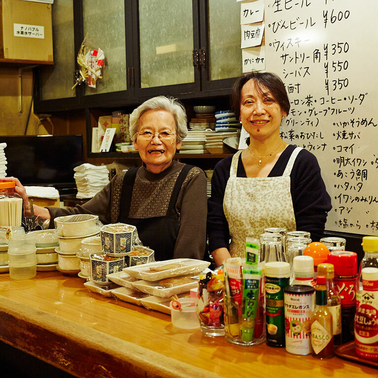 家族のようにもてなしてくれる女将のなおみさんと娘の美加さん。