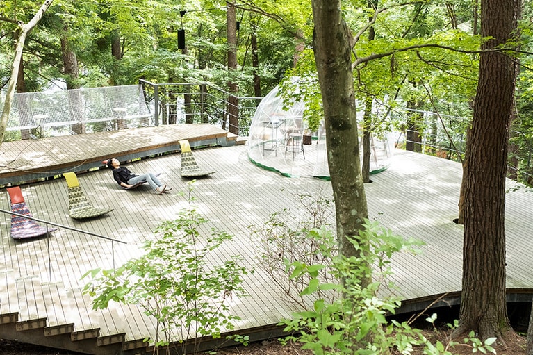 木漏れ日が映るウッドデッキで時間を忘れてリラックス。