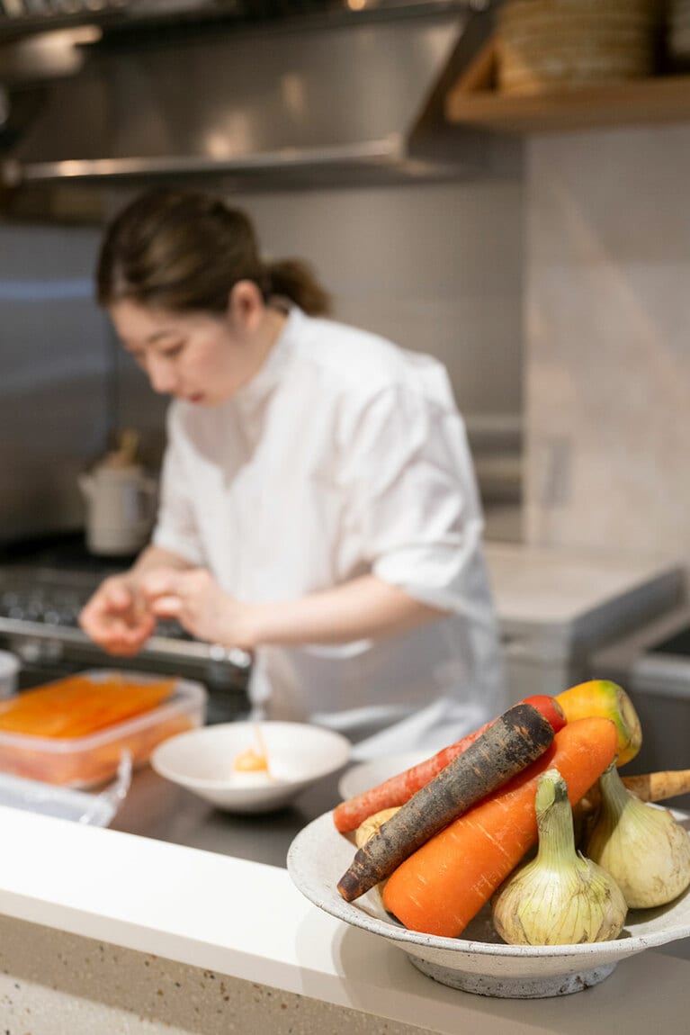 カウンターには野菜の姿も!?