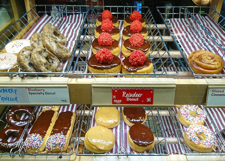 「ティム・ホートンズ」のクリスマス限定ドーナツ。