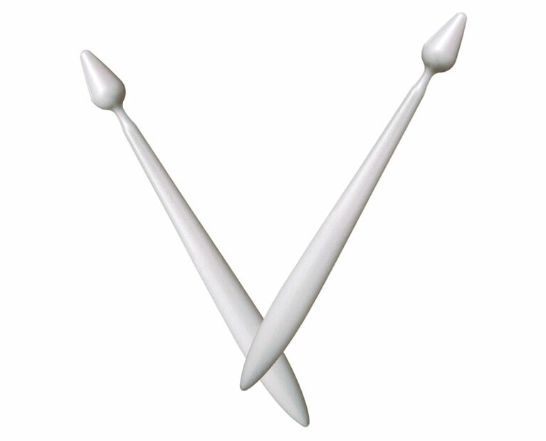 絶妙な丸みと角度を持つティアドロップ型スティック。ツボに心地よい響きと爽快感をもたらす、奈部川さん開発のツボ押しツール。KAOYOMI セルフケアスティック03 動画レッスン12本つき 4,400円／BG