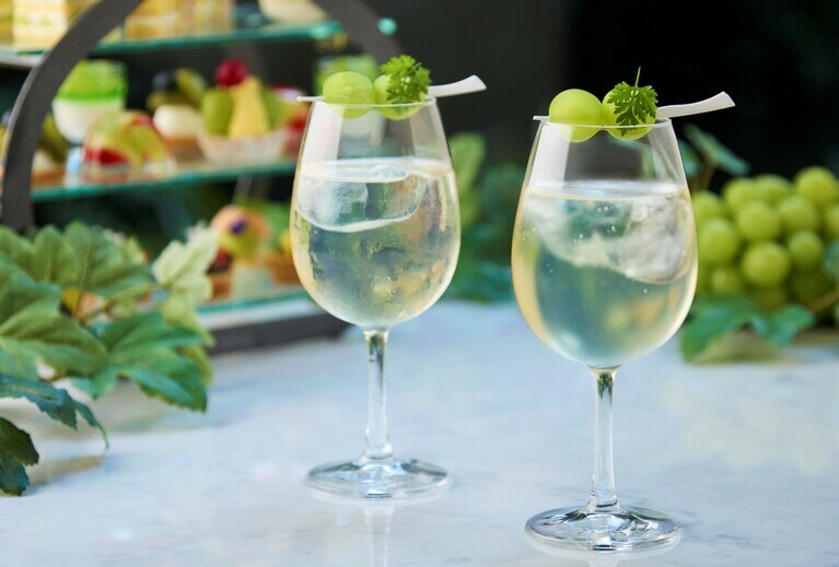 バーテンダー池上祐子氏監修の期間限定モクテル「ノンアルコールスプリッツァー ～シャインマスカットを添えて～」（アフタヌーンティーとセットで1名9,000円）。このほかドリンクのオプションメニューは、グラスシャンパン2,530円、ノンアルコールロゼスパークリング1,518円（いずれも税・サ込）を用意。