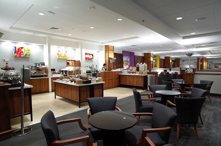 「デルタ スカイクラブ」内には、ビュッフェスタイルの食事のコーナー以外に、バーテンダー常駐のカクテルコーナーや、様々なメニューから選ぶことができるコーヒーマシンもある。