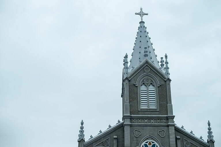 﨑津教会は、神父と教徒が行政に頼らずに建設。そのため潤沢な資金はなく、正面はコンクリート造だが後部は木造に。