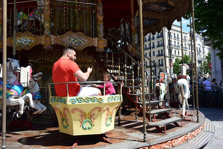 大通り脇の広場には、どこか懐かしいメリーゴーランドが。その周囲にマルシェも。