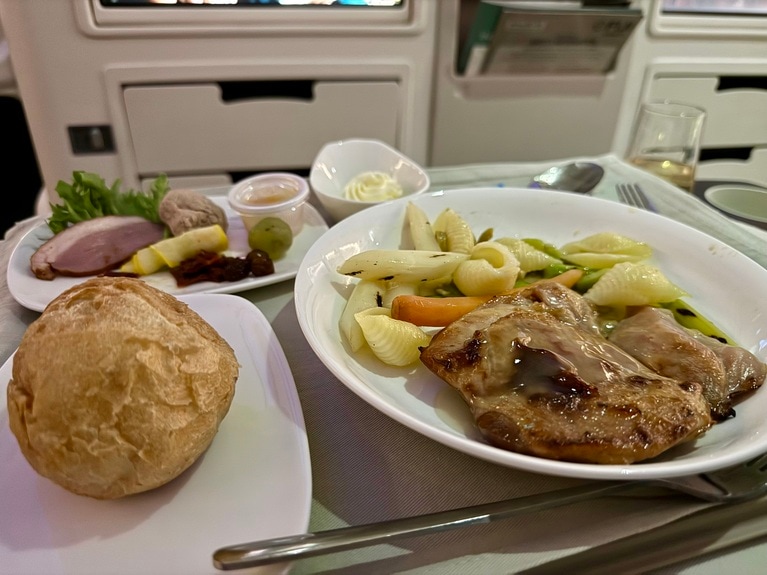 千葉県のブランド鶏である水郷どりを使ったローストをチョイス。