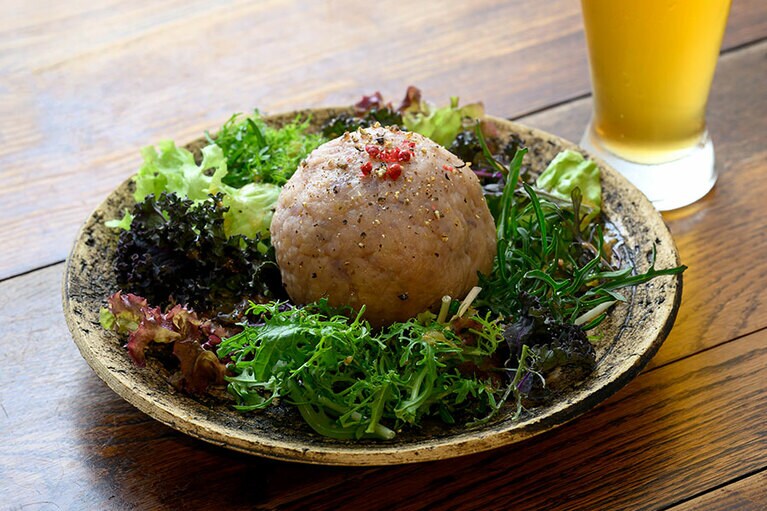 マヨネーズ不使用の“ポテトサラダ”680円。むっちりとした独特の食感で、ポテトの旨味が存分に楽しめる。