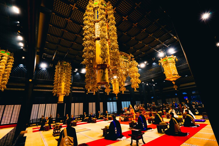 お勤めの様子。世界各国から参加者が訪れる。