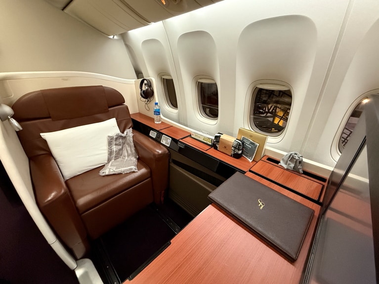 深いブラウンのレザーが美しい「JAL SUITE」。棚も収納式のテーブルも、高級感がある木目調だ。