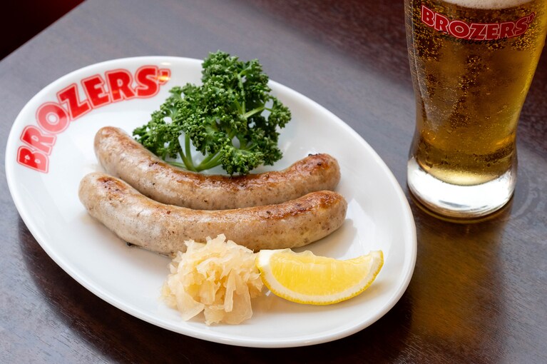 ヨーロッパ文化との融合でバーガー屋なのにソーセージも楽しめる！　生ビールは748円。