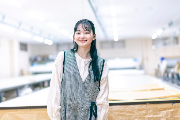 【俳優・山田杏奈がネストローブをまとう】徳島の風が肌に触れる、“心地よさの源泉”を巡る旅