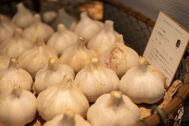 霧島山麓の自社農園で、農薬不使用で栽培しているにんにくは人気商品のひとつ。