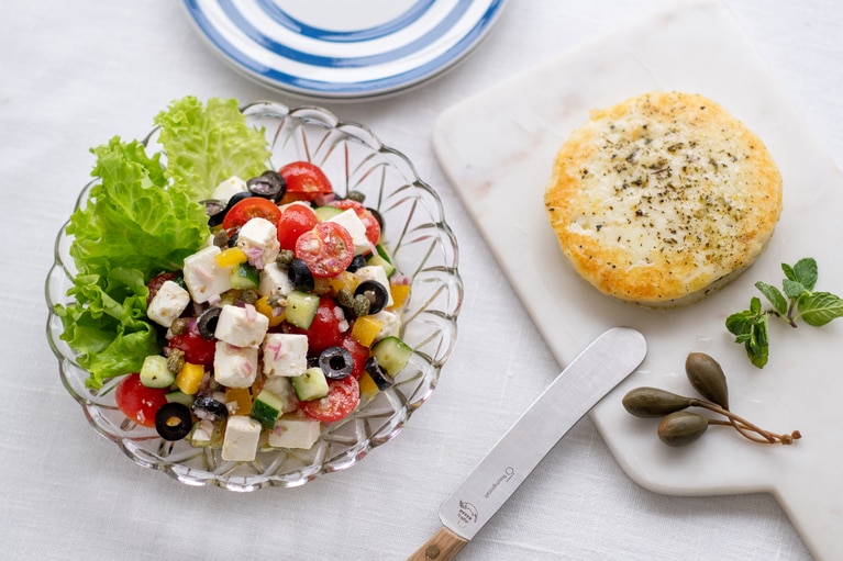 減塩タイプのフェタとタラガニの2種のチーズが3つずつ届く、Cコース“ビジネスクラス”の「ギリシャセット」。塩気のマイルドなフェタは黒オリーブと一緒に具だくさんのサラダに。焼いたタラガニを添えてギリシャの風を感じて。