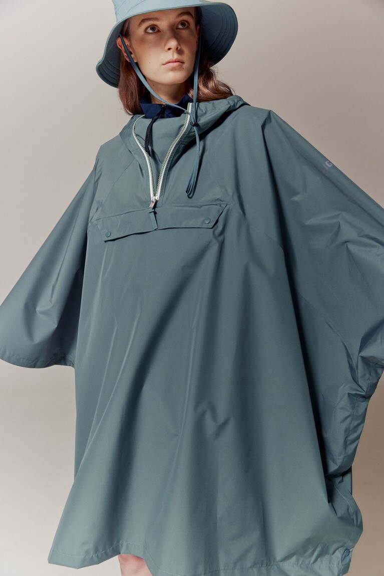 リュックや大きめの荷物があってもポンチョなら安心。快適に雨の日を過ごせる。