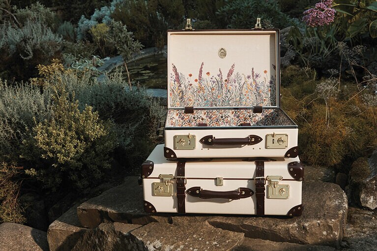 上段：“デイタイムガーデン” 20インチ トローリーケース(W55×H42×D18cm) 248,000円、下段：“デイタイムガーデン” 26インチ トローリーケース(W71×H44×D24 cm) 290,000円。