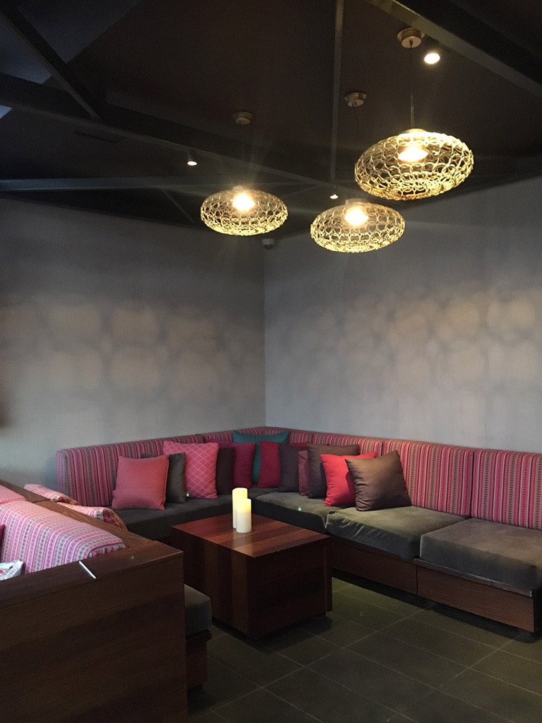 深く座ってくつろげるカウチスペースも大人っぽい雰囲気。