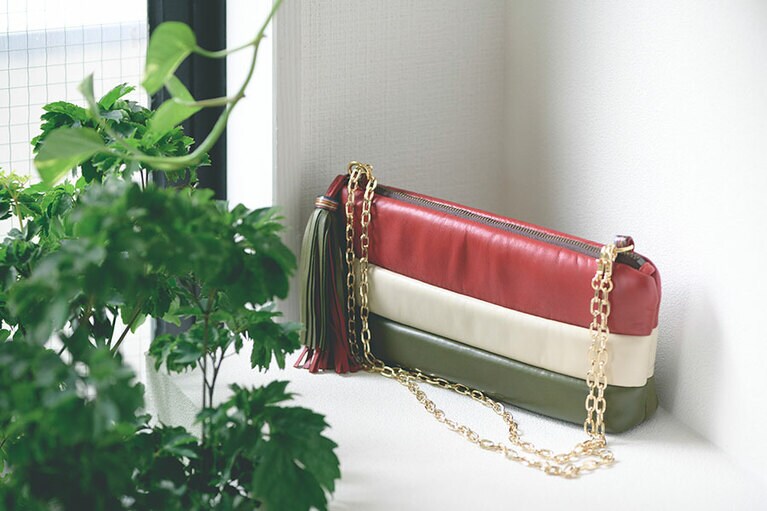 ふわふわの触り心地で思わず抱きしめたくなる「Baby Hug」 41,000円。取り外しできるチェーンは、シングル、ダブルにもつけられ、ロングウォレット、クラッチ、ハンドバッグ、ポシェットの4wayに。