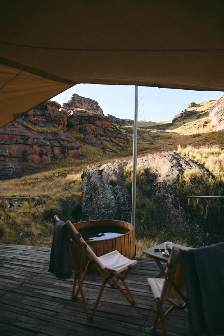 ーつのキャンプには風呂が備えつけられた寝室用のテントとテラス付きのラウンジテントの2つが連結されている。
